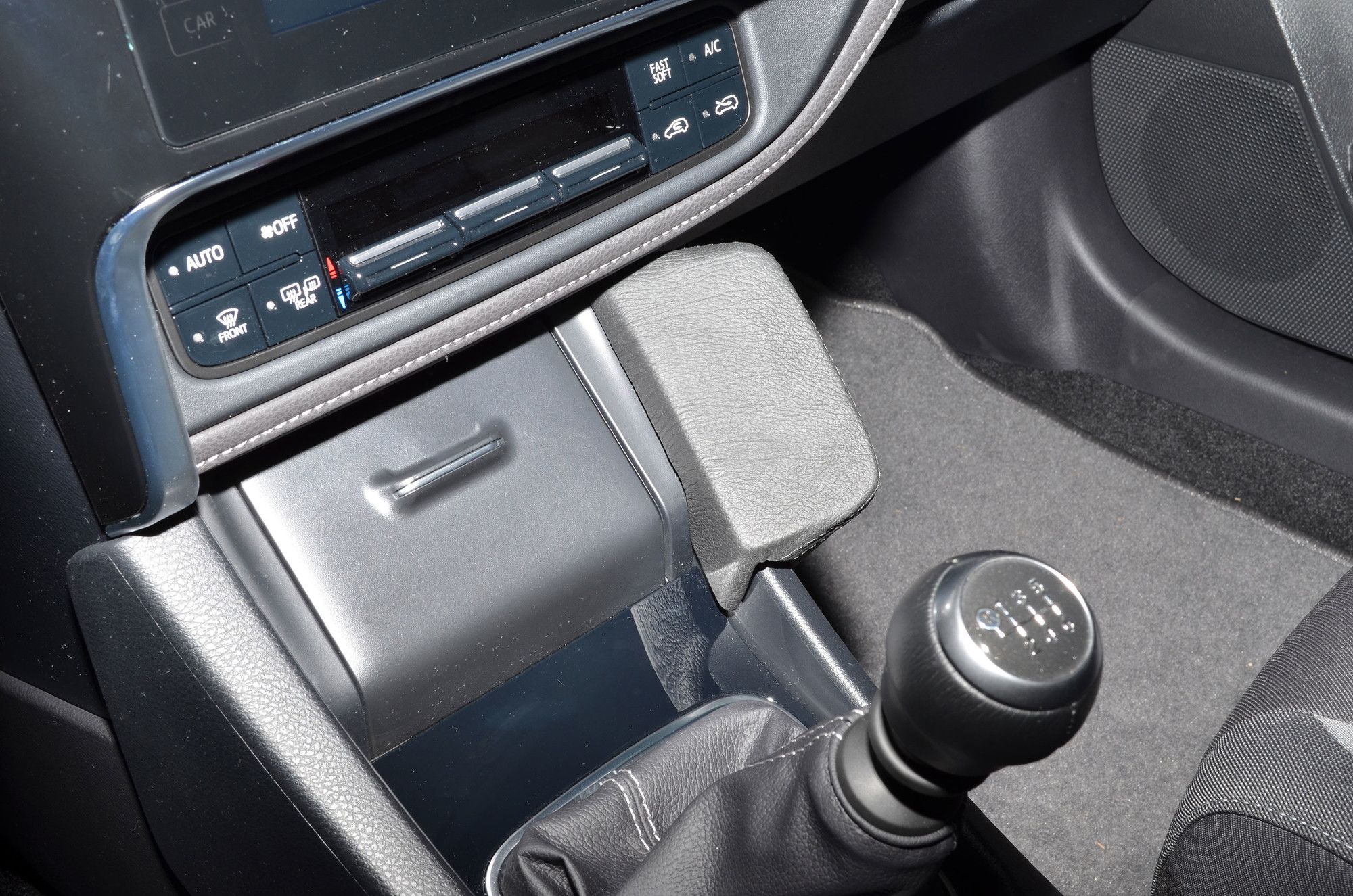 Kuda console Toyota Auris 2015- Zwart