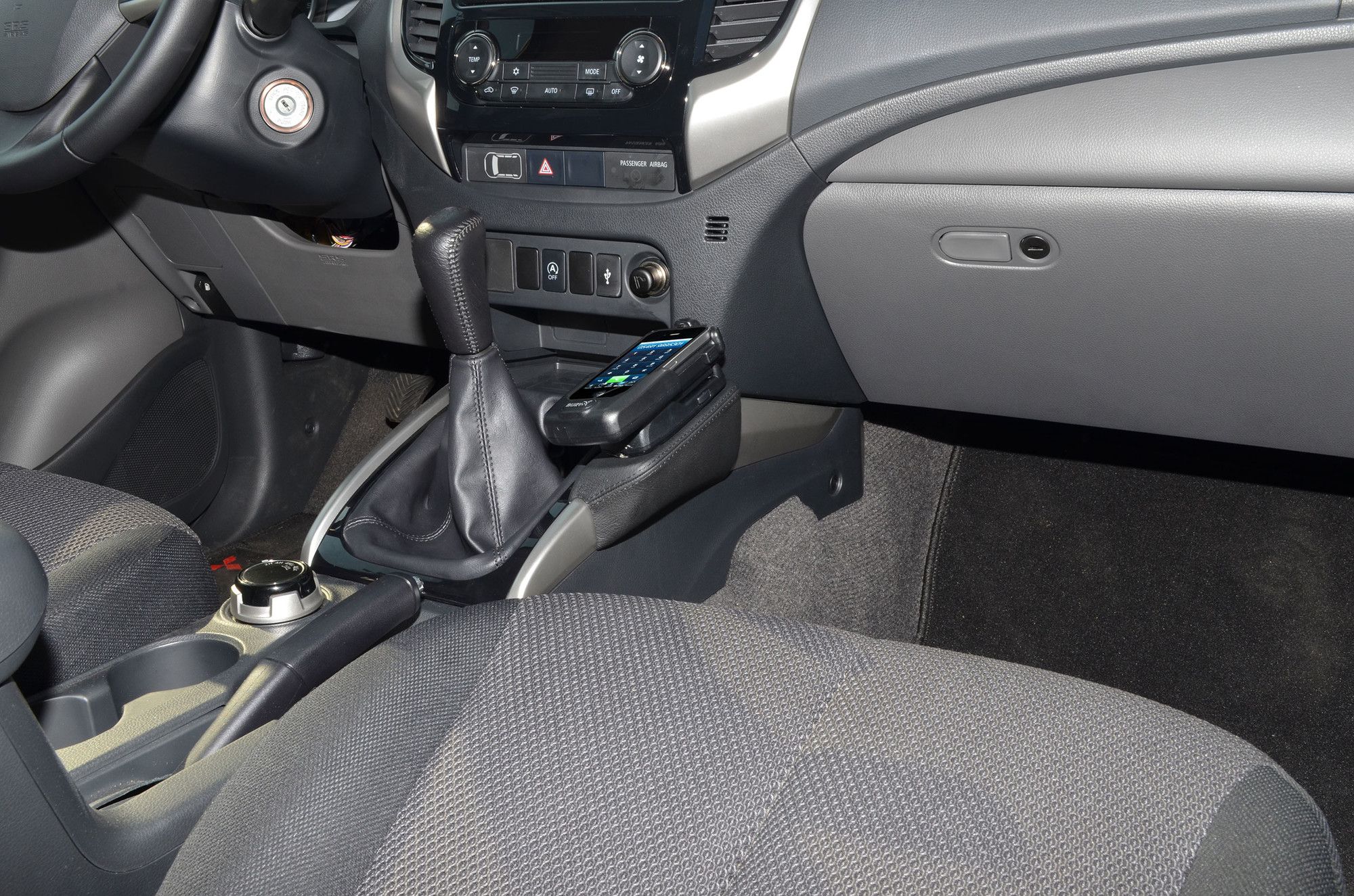 Kuda console Mits.L200 10/2015-/ Fiat Fullback 2016- Zwart